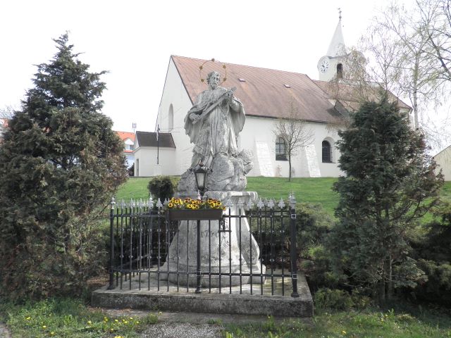 Kirchenplatz mit Hl. Nepomuk