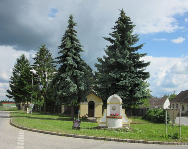 Marienbrunnen und Kapelle